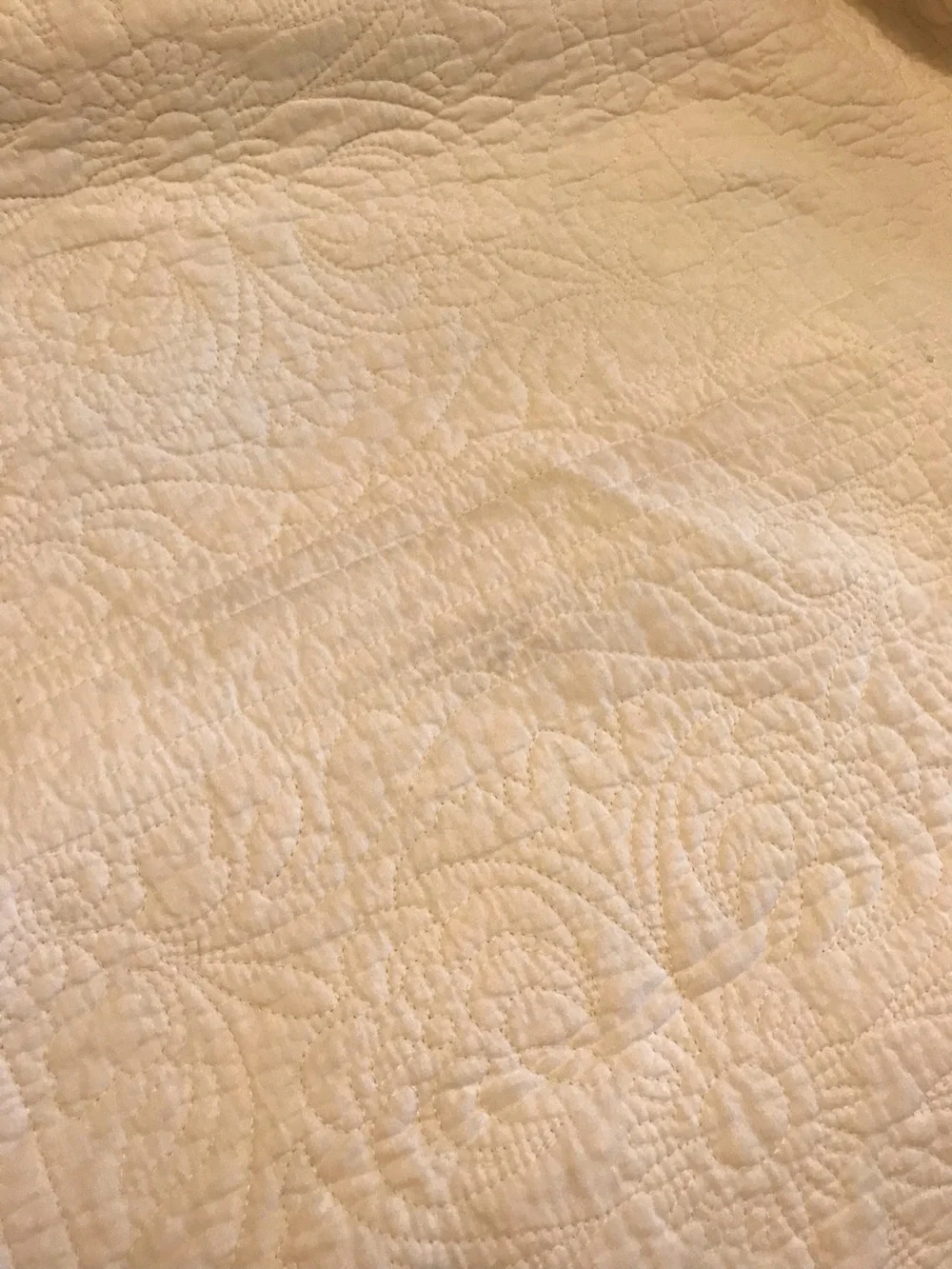 Classic White Quilted Bedspread with Pillow Shams